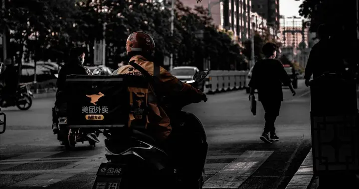 天眼之下无侥幸：外卖员自残“碎金”三十二万，换来六年铁窗泪