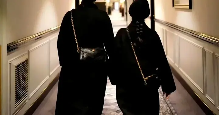 孙俪母女在巴黎，一边工作一边度假，这次带着小花一起推铁塔