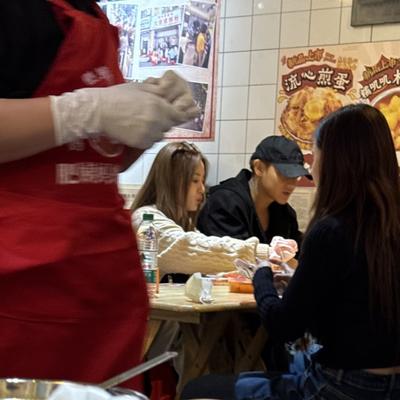 杰克娱探：黄子韬和老婆徐艺洋现身杭州一家