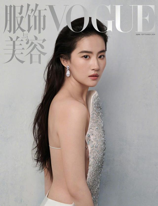 刘亦菲×《VOGUE服饰与美容》封面，利落造型与珠宝魅力