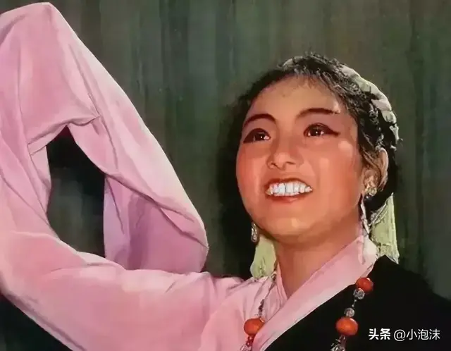 她是韩红的最大靠山，母女间却隔阂21年，周总理曾赞誉她的歌声