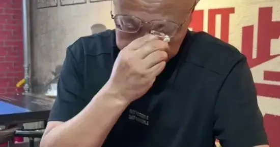 后续！给狗撸串女子跪求谅解: 账号被扒，老板发声，网友不买账
