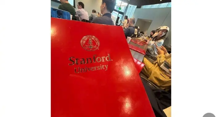 章泽天在斯坦福学习，认真做笔记与同学讨论，持续深耕不断提升
