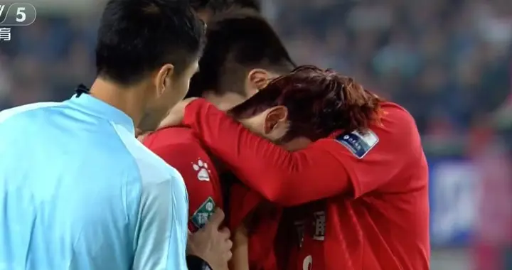 苏超决赛泰州夺冠，南通队长失点痛哭，硬汉马宁罕见温情一幕