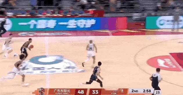 CBA球迷侠：😂空接变放篮，胡明轩这球