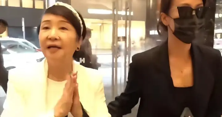 谢贤病逝多天，狄波拉带谢婷婷现身，拉姑眼睛红肿走路不稳