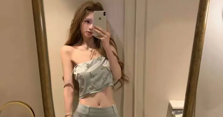 懒懒香港营业照刷屏 4套私服公主裙 每一套都在王思聪的审美点上