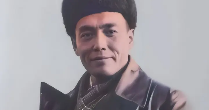 在时代的十字路口他用勇气换来了古都的安宁也为自己赢得了新生。