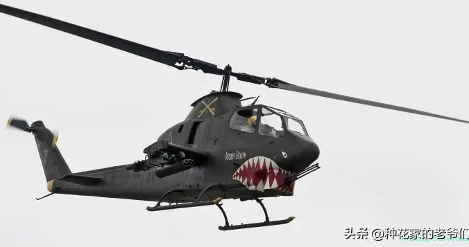 AH-1 "眼镜蛇" (Cobra)：世界首款专用武装直升机