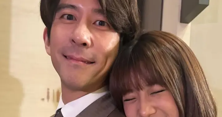 贾静雯一家五口参加婚礼，大女儿梧桐妹靠在继父修杰楷肩膀好温馨