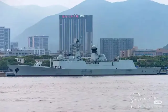 054A改进型露出真容，舰炮变化明显，可以搭载直-20反潜机