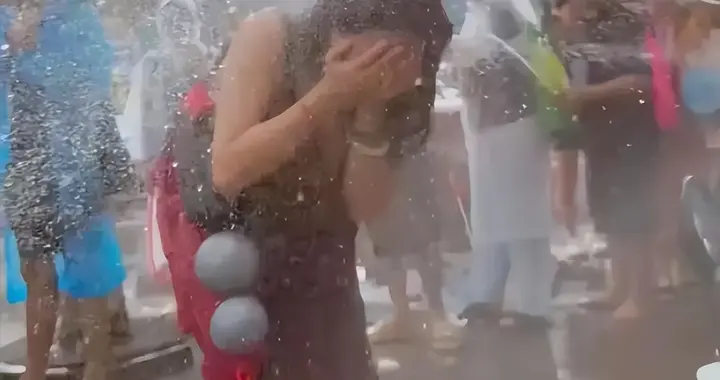 滚出中国！云南泼水节炸出一群“男流氓”，泼女性“脏水”太龌龊