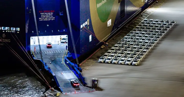 新华出版社「2025年度瞬间」三张图看懂中国汽车这一年的韧性发展