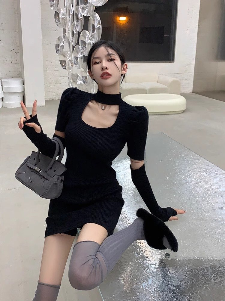 辣妹黑色挂脖针织连衣裙女早秋季内搭性感修