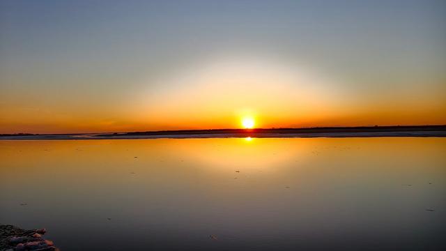 冰城龙江：日落余晖映湖面，宁静黄昏美如画