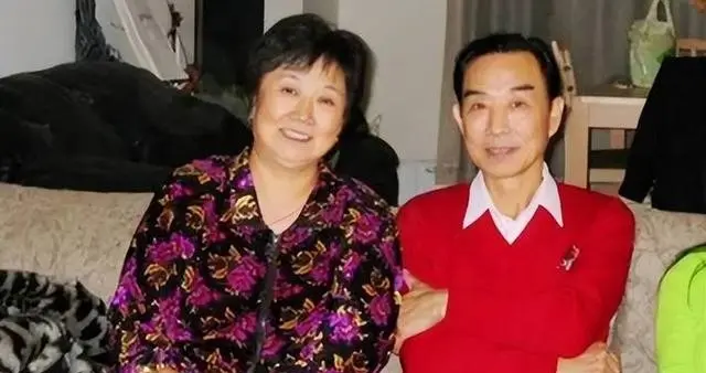 他曾高唱“打败美帝野心狼”，晚年却全家移居美国，84岁活成这样