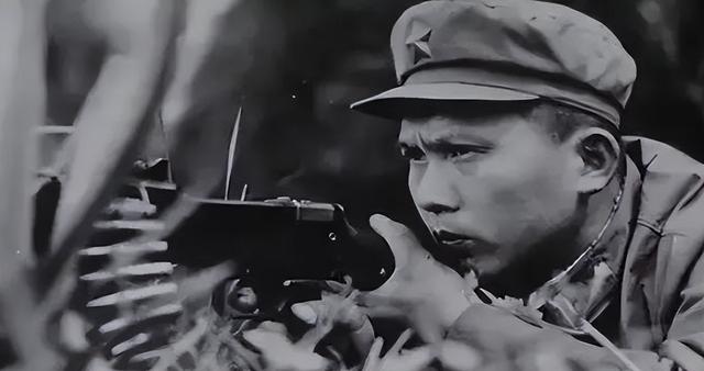 军校见习学员站岗时，因多瞥一眼立一等功，创解放军记录 保持至今