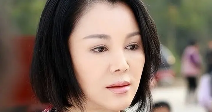 19岁嫁豪门，20岁就离婚，净身出户单亲40年，如今儿子成她的依靠