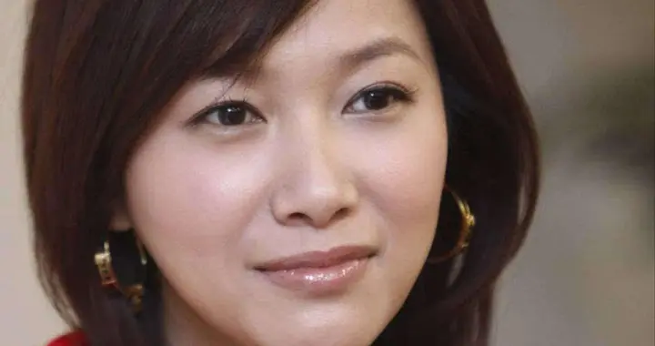 与成龙深夜亲吻，著名作家为她离婚，如今52岁的昔日女神活成这样