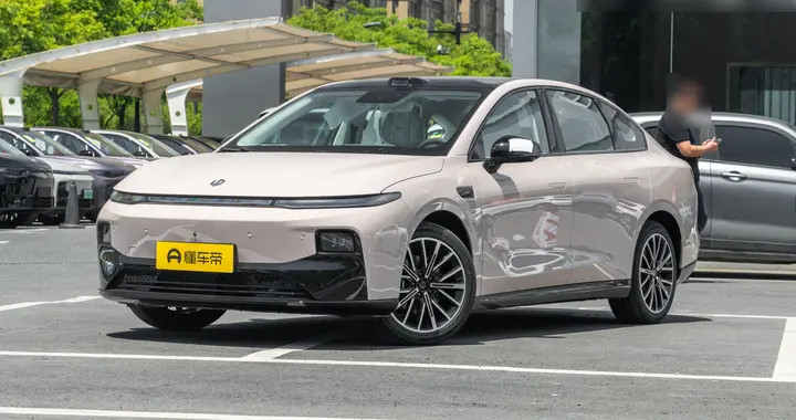 8.98万起售，激光雷达+8295芯片，650km续航，零跑B01有多香？