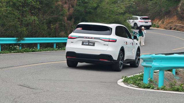 电车出海：路上看到野生的问界M6 不知道