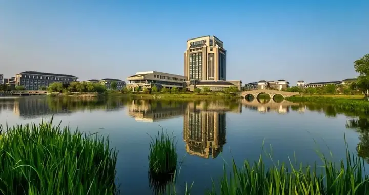 福耀科大“第一课”引热议：实用主义教育能否颠覆传统名校？