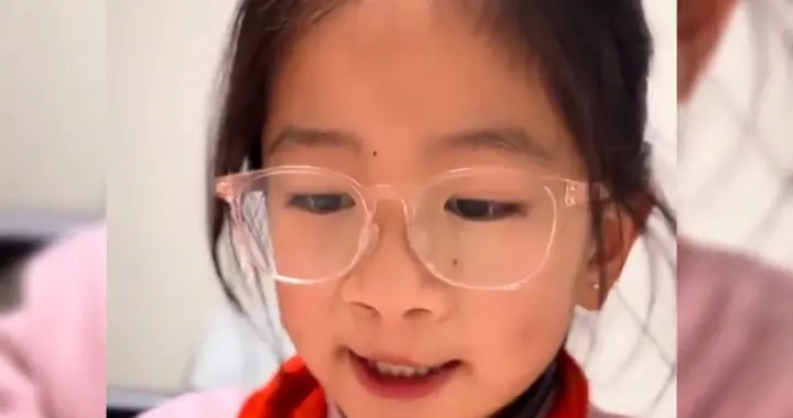 又一个被李亚鹏拯救过的小女孩出来发声了吐字清晰，漂亮可...