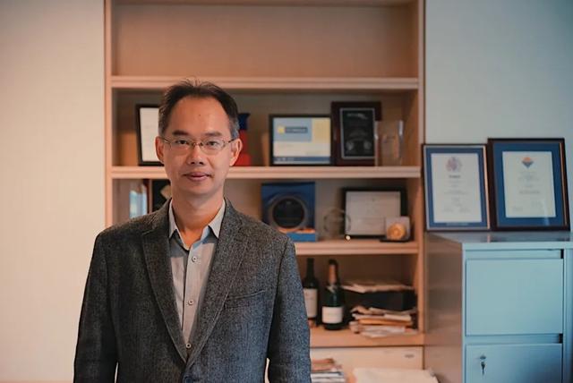 科学家揭示水分子百年“未解之谜”，首次在水油界面检测到强电场