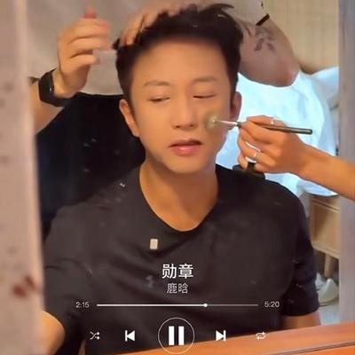 海珍娱乐：邓超在综艺中爆笑仿妆鹿晗，全程