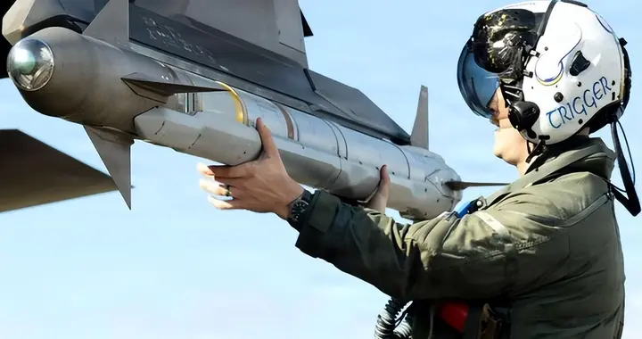 美国海军为 F-35 战斗机和战斗机开发紧凑型 AIM-9X 导弹