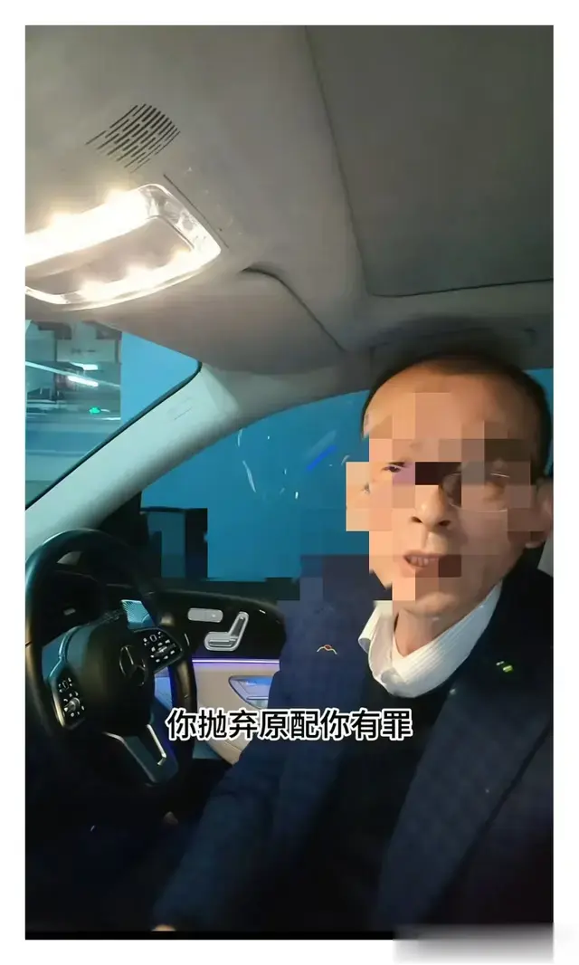谢岳谈与前妻分手原因，谢浩男首晒与母合影其母银手镯引关注