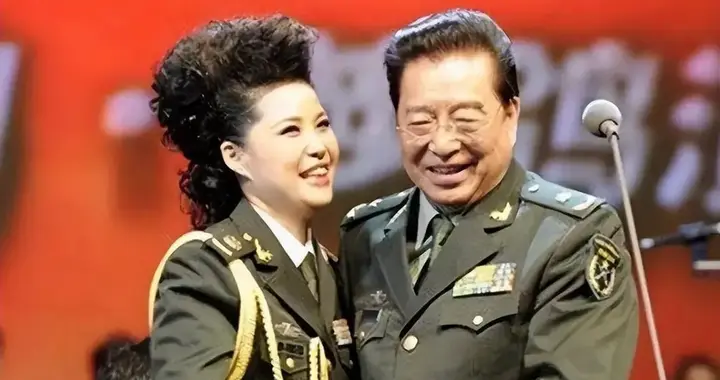 一月八万不够花？87岁李双江站台引热议，妻儿缺席寿宴藏现实冷暖