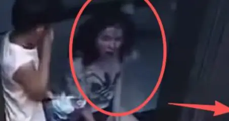 宝妈电梯大战女孩后续：正脸曝光 被扒是当地网红，儿子行为更丢人