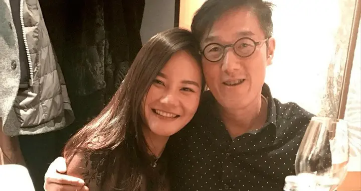 67岁香港大佬出轨小网红9年，女方5年生4胎，原配压根不知情