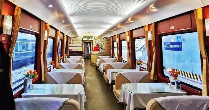 苏林回国乘坐的是中国火车，乘务组也是中方人员，配越南语翻译