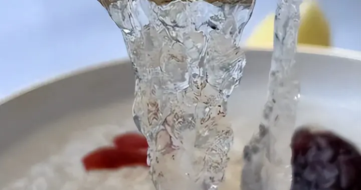 年销超600亿、利润9成，曾经让女人痴迷的那碗“口水”，卖不动了