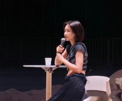 墙倒众人推！被爆话剧念台本的周冬雨，张艺谋也救不了她