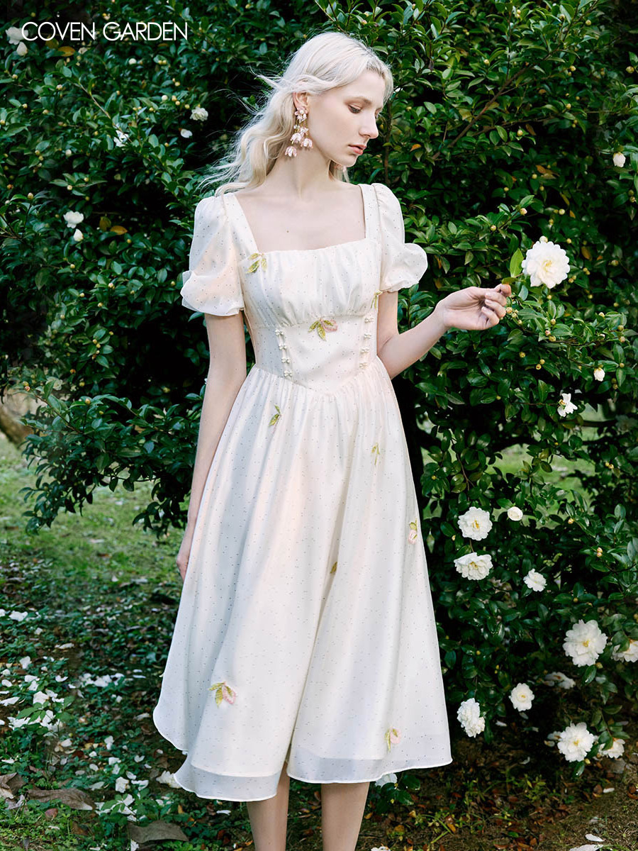 白色波点宫廷风泡泡袖连衣裙长裙