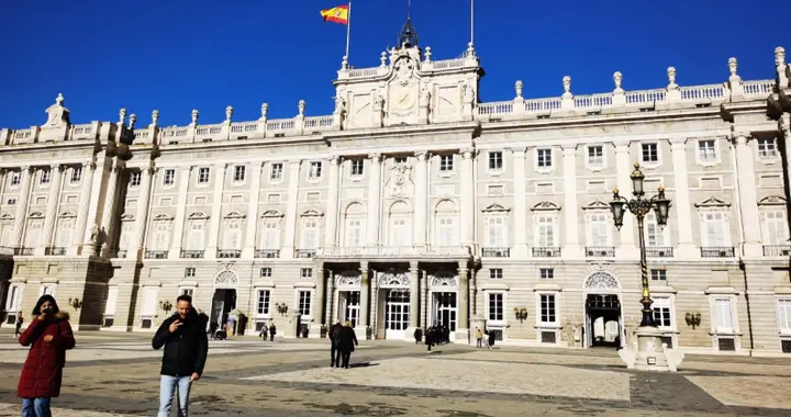 6万难民挤爆休达！捞出72具遗体，22个欧盟国竟联手背刺西班牙？