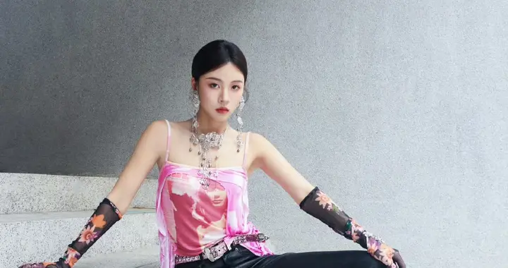 孙芮这组玫瑰色彩吊带配牛仔的造型，简直清冷酷美到极致！