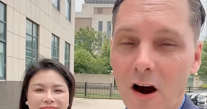 马大哈带着儿子回国，并不是来探望老人的，而是为了完成父亲遗嘱