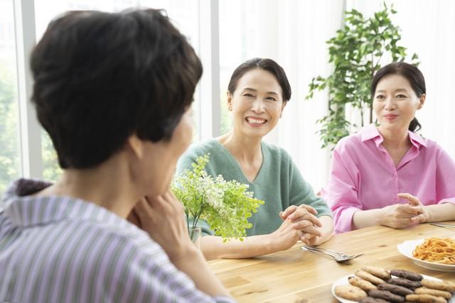 我嫂子和侄儿来家吃饭，菜还没上齐，侄儿就干掉2斤虾一只不剩