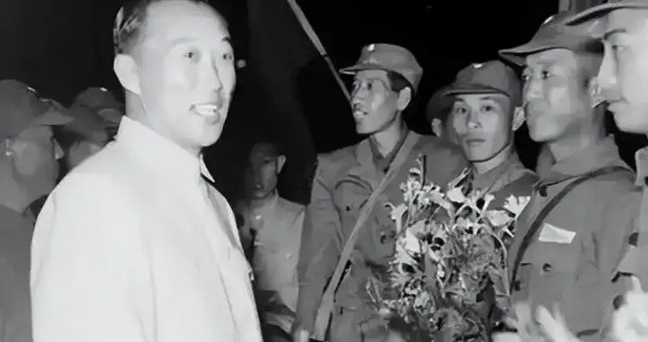 松山战役终落下帷幕，日军尽数覆灭，副军长李弥独坐山石落泪
