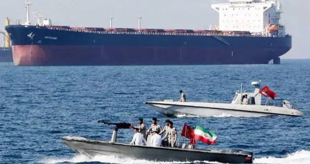 美国高兴早了！封锁海峡后才发现，伊朗海军主力亮剑，炸印法巨轮