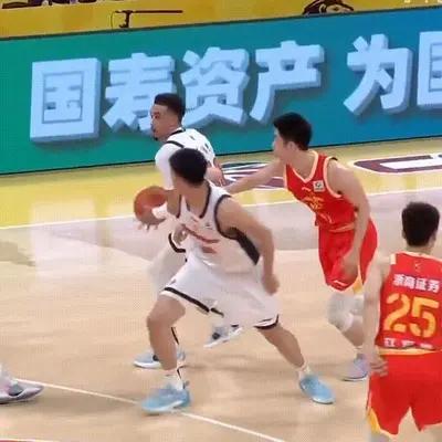 CBA球迷侠：💥王少杰单手劈扣！杜锋场