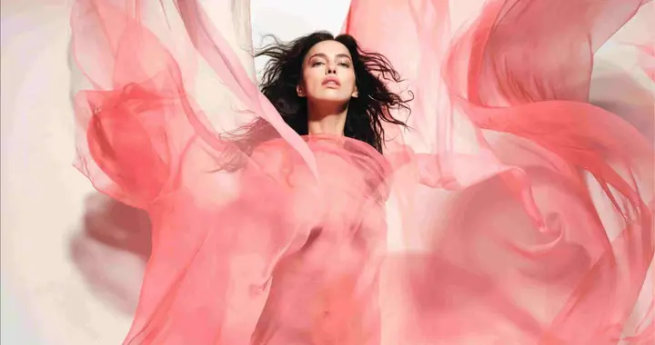 2026倍耐力年历由SØLVE SUNDSBØ操刀 于布拉格市政之家发布