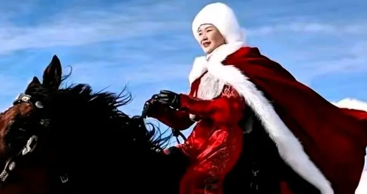 47岁贺娇龙坠马离世！网友善意提醒成真言，此前事故早已埋下伏笔