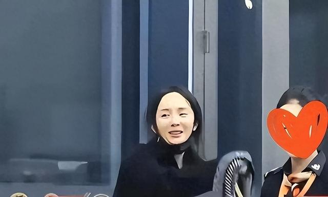 偶遇40岁的杨幂素颜，真实颜值长这样，没有网上说的那么漂亮