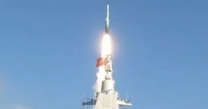 官宣实战！055大驱昼夜连射，鹰击-20精准命中，这才是中国底气