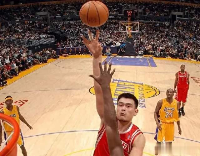 中国篮球只能走大型化的道路，鼓吹“小快灵”的人非蠢即坏